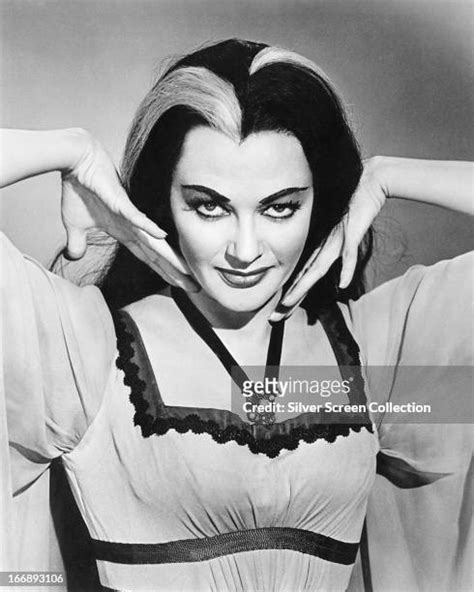 697 Yvonne De Carlo Photos & High Res Pictures